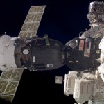 Ruski svemirski brod Sojuz za troje astronauta spojen s ISSom, jedina veza ljudi i svemira u narednih pet godina nakon umirovljenja američkih raketoplana krajem ove godine